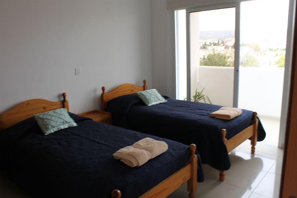 Ferienwohnung Galatia'S Court Paphos Exterior foto