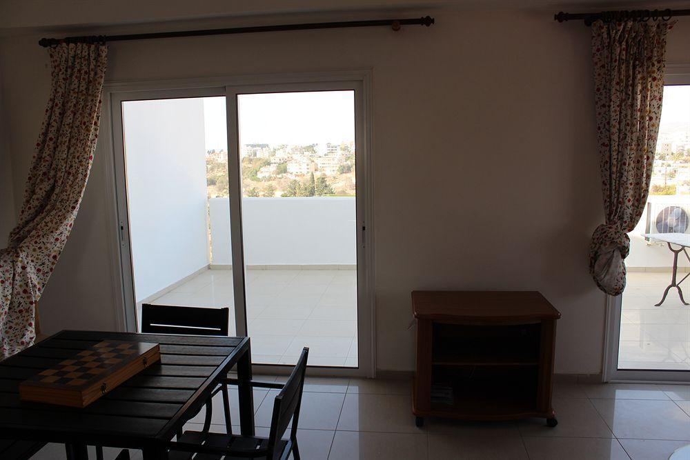 Ferienwohnung Galatia'S Court Paphos Exterior foto