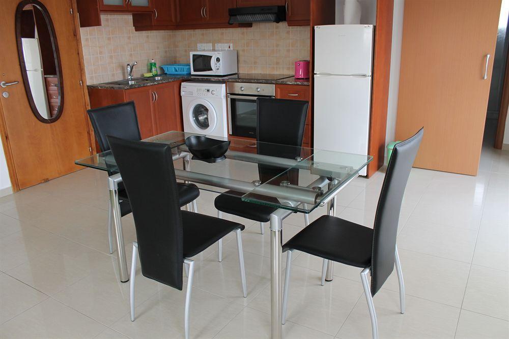 Ferienwohnung Galatia'S Court Paphos Exterior foto