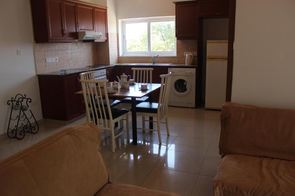 Ferienwohnung Galatia'S Court Paphos Zimmer foto